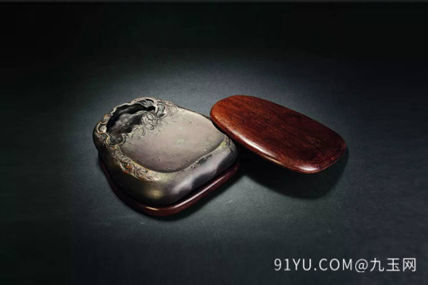 端砚3.jpg?x-oss-process=image/auto-orient,1/quality,q_90/watermark,image_dXBsb2Fkcy93YXRlcl9tYXJrL2ppdXl1LnBuZz94LW9zcy1wcm9jZXNzPWltYWdlL3Jlc2l6ZSxQXzM1L2JyaWdodCw4NA,x_12,y_18