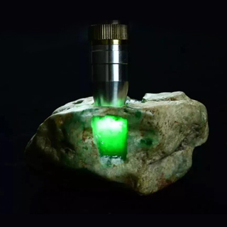 翡翠的结构是颗粒状的吗