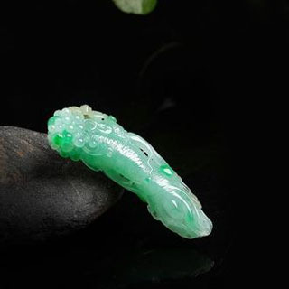 翡翠带底色好还是纯白的好