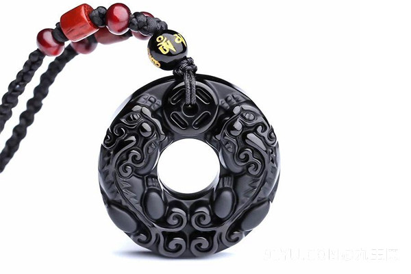 黑曜石貔貅平安扣.jpg?x-oss-process=image/auto-orient,1/quality,q_90/watermark,image_dXBsb2Fkcy93YXRlcl9tYXJrL2ppdXl1LnBuZz94LW9zcy1wcm9jZXNzPWltYWdlL3Jlc2l6ZSxQXzM1L2JyaWdodCw4NA,x_12,y_18