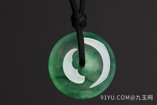 翡翠平安扣2.jpg?x-oss-process=image/auto-orient,1/quality,q_90/watermark,image_dXBsb2Fkcy93YXRlcl9tYXJrL2ppdXl1LnBuZz94LW9zcy1wcm9jZXNzPWltYWdlL3Jlc2l6ZSxQXzM1L2JyaWdodCw4NA,x_12,y_18