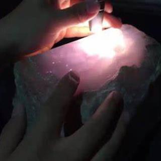 翡翠照紫光灯能看出真假吗