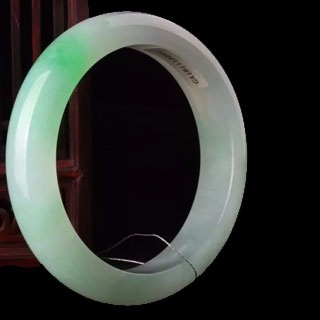 翡翠挂件福在眼前的寓意