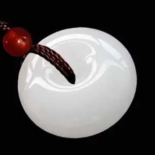 男人佩戴白玉好还是青玉好
