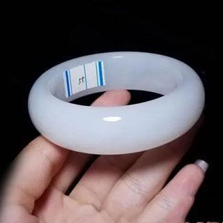 羊脂白玉配什么颜色挂绳好看