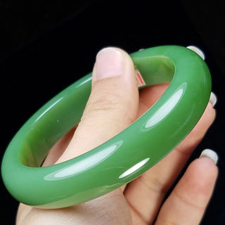 淡青玉镯价值