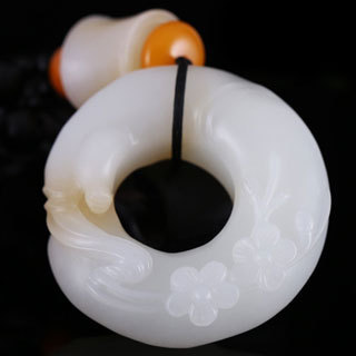 男人戴羊脂白玉平安扣好看吗