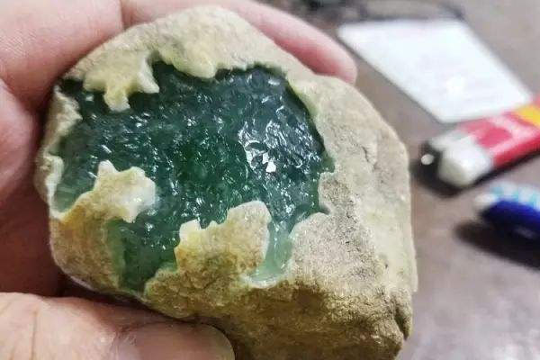 晴水、蓝水、老油青翡翠原石是什么？它们有什么区别