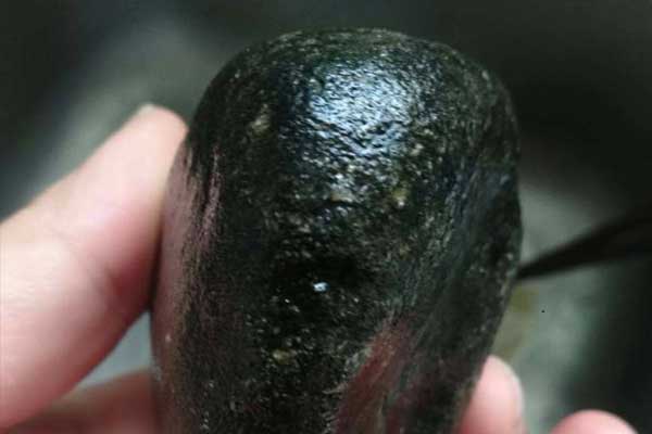蜡壳翡翠原石什么样？蜡壳翡翠原石怎么鉴别？