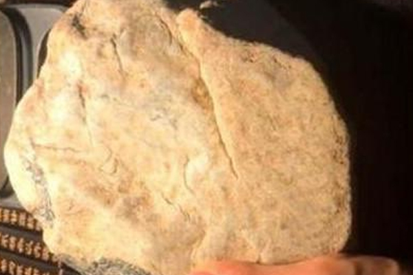 全是裂痕的木那翡翠原石既然也能做出镯子？