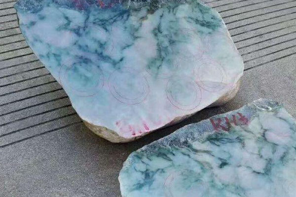 翡翠原石从加工到成品的过程 翡翠原石的图片