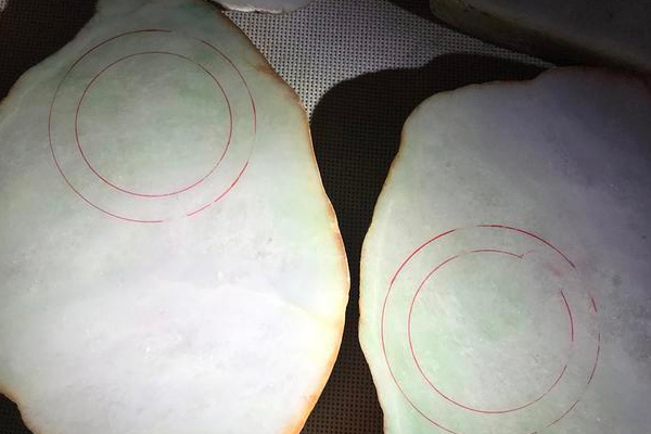 你知道切原石翡翠应该要怎么切吗？千万别被切垮了