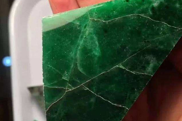 翡翠原石裂纹多怎么办？翡翠原石有裂纹还值钱吗？