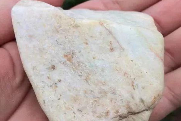 木那白砂皮翡翠原石有什么缺点？木那白沙皮翡翠原石的特征
