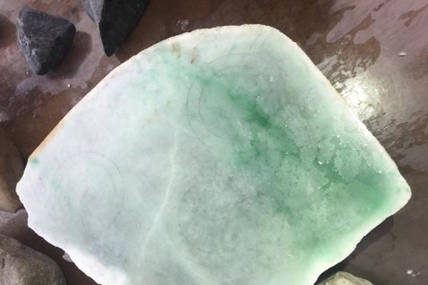 木那雪花棉翡翠原石的特点 花棉翡翠原石切开图片