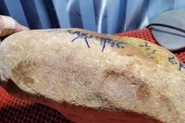 翡翠原石与翡翠成品哪个好？买翡翠原石和成品哪个更划算？