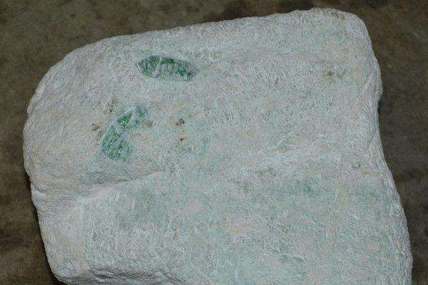 木那翡翠原石脱砂料是什么？脱沙料好不好？
