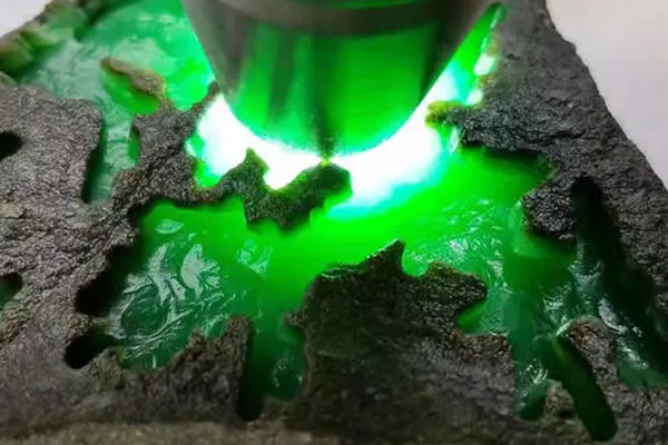 8千买的木那翡翠原石开窗之后既然暴涨？
