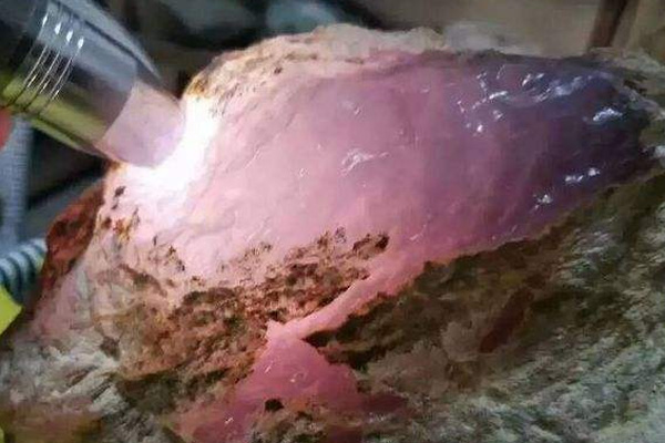 一块木那原石翡翠开窗之后既然能开出紫罗兰手镯？
