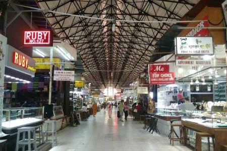 翡翠原石现场直播，一天卖掉“一家店”？