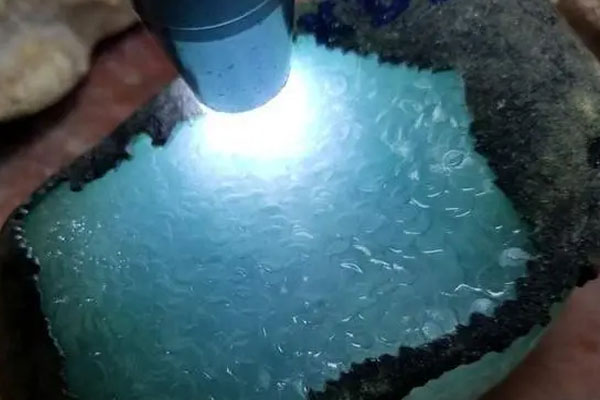 木那翡翠原石带雾好吗？翡翠原石上的雾是什么？