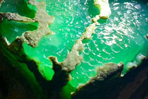 腾冲翡翠原石市场在哪里？挑选翡翠原石有哪些技巧？