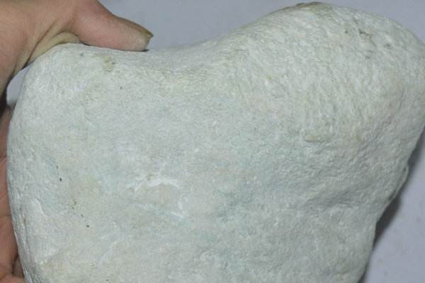 白色翡翠原石和绿色翡翠原石哪个好？有什么区别？
