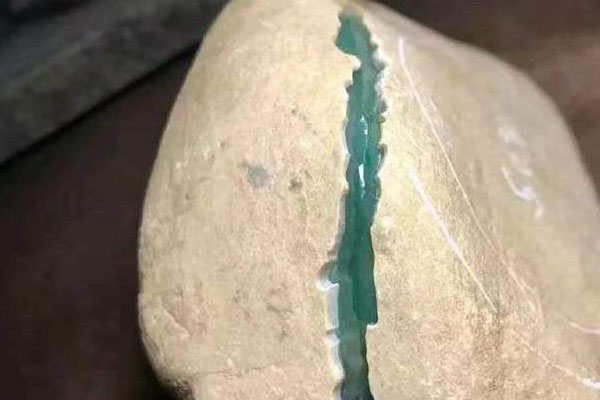 在抖音上常常看到的木那翡翠原石真的有那么好吗？木那翡翠原石有啥特征？