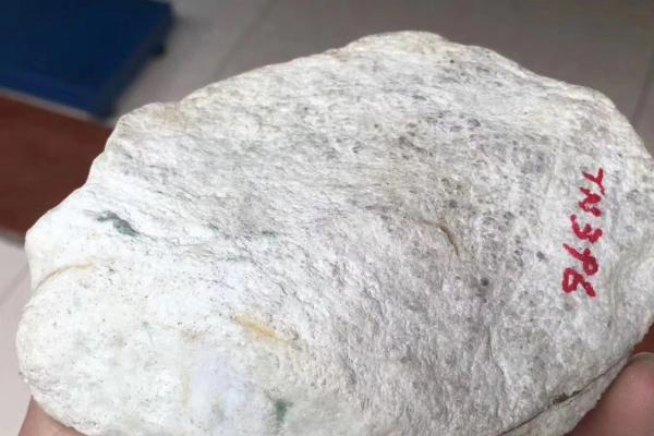 老场木那白岩沙翡翠原石和新场的有什么区别？