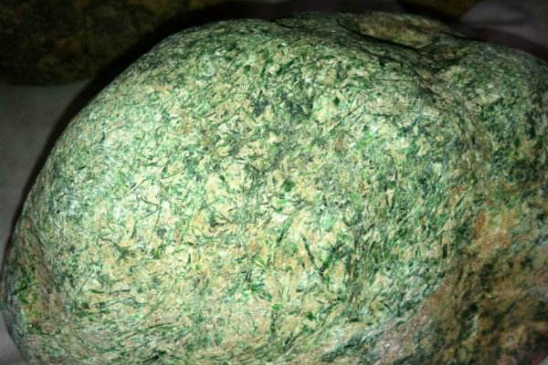 木那翡翠原石皮壳有癣好不好？翡翠原石的藓什么来的？