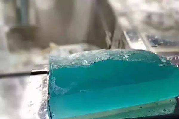 木那翻砂翡翠原石会出蓝水吗？蓝水翡翠怎么鉴定？