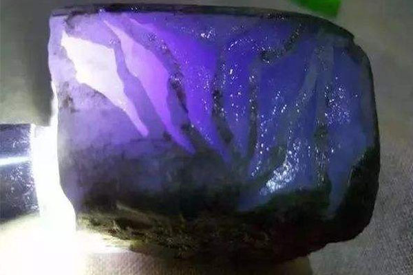 木那桃花春翡翠原石多少钱？桃花春是什么意思？