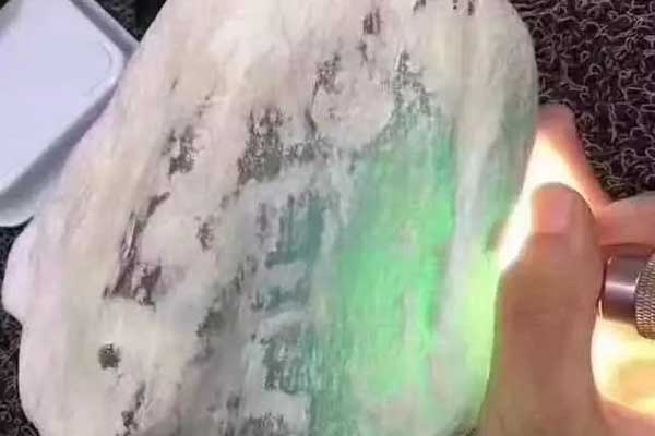 水翻砂翡翠原石是什么？水翻砂翡翠原石特点