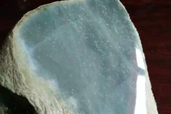 木那翡翠原石皮掉沙是咋回事？翡翠原石掉沙是什么意思？