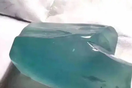 蓝水翡翠原石身上有着什么特征？蓝水翡翠原石的特点