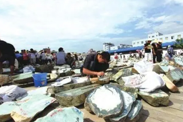 收购翡翠原石市场哪里有？收购翡翠原石价格多少