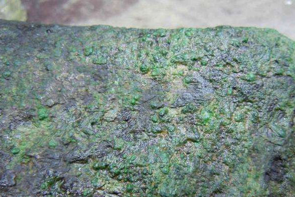 木那满松花的翡翠原石开切会是什么样子的？你见过吗？