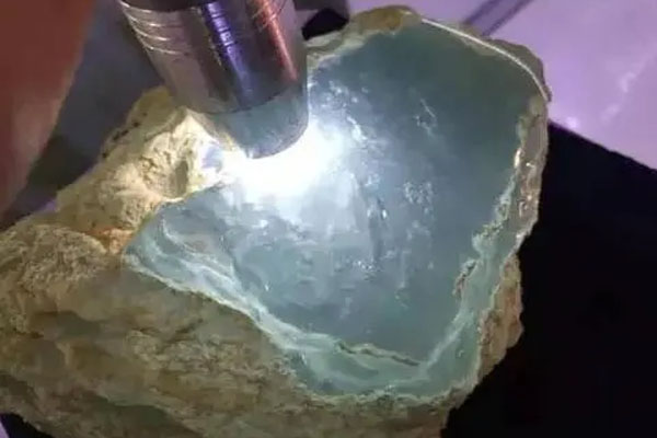 昆明高冰翡翠原石价格表 高冰翡翠原石的价格