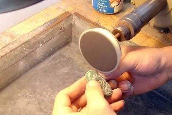成都哪里有翡翠原石加工 翡翠原石加工一般要多少钱