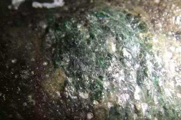 帝王绿翡翠原石皮壳特点
