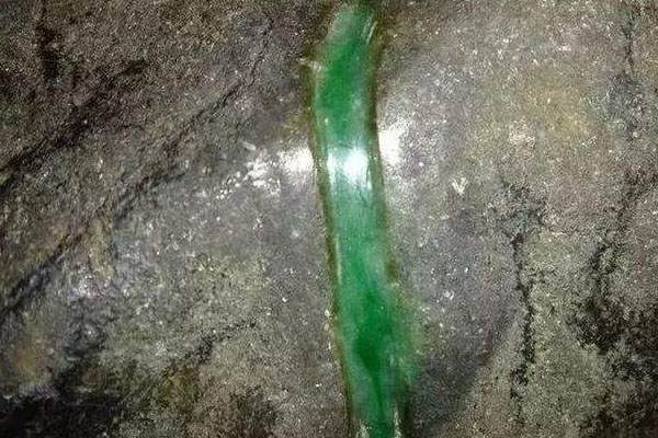 翡翠原石哪个场口的裂最多
