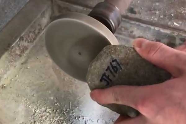 怎样剥翡翠原石？翡翠原石如何去皮？