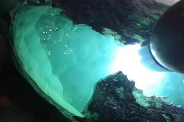南齐翡翠原石特点 南齐场口翡翠原石怎么样？
