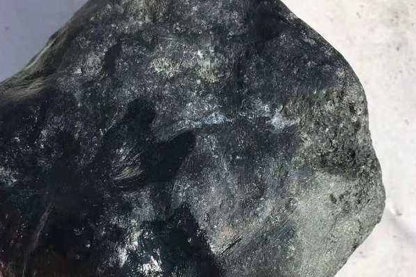 莫西沙翡翠原石皮壳特点