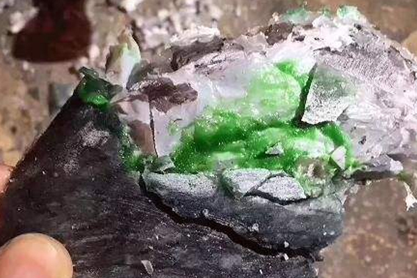 翡翠假原石哪里好 翡翠原石真假如何辨别