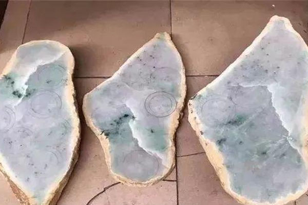 翡翠原石怎样做成为饰品 翡翠原石加工的过程