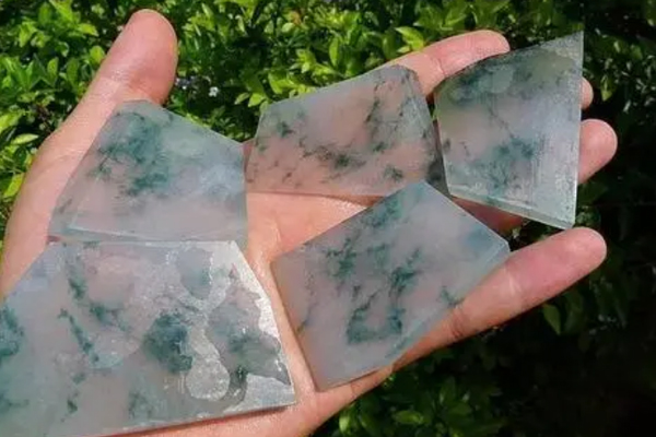 翡翠原石切坏了怎么办？切坏的翡翠原石怎么处理？