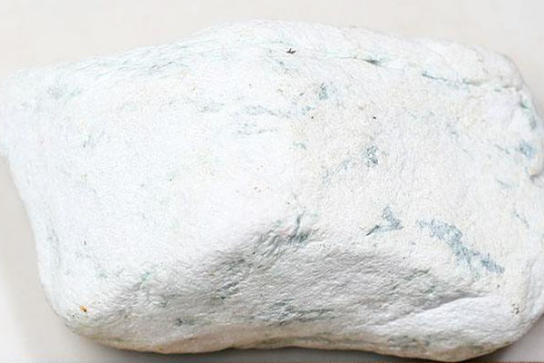 次生矿场产出的翡翠原石有哪些特征？次生矿翡翠原石好吗？