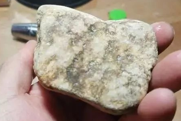 黄沙皮翡翠原石有哪些特点 黄沙皮翡翠原石能造假吗