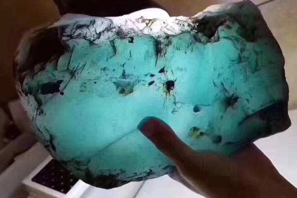 深蓝色翡翠原石特点 什么是深蓝色翡翠原石